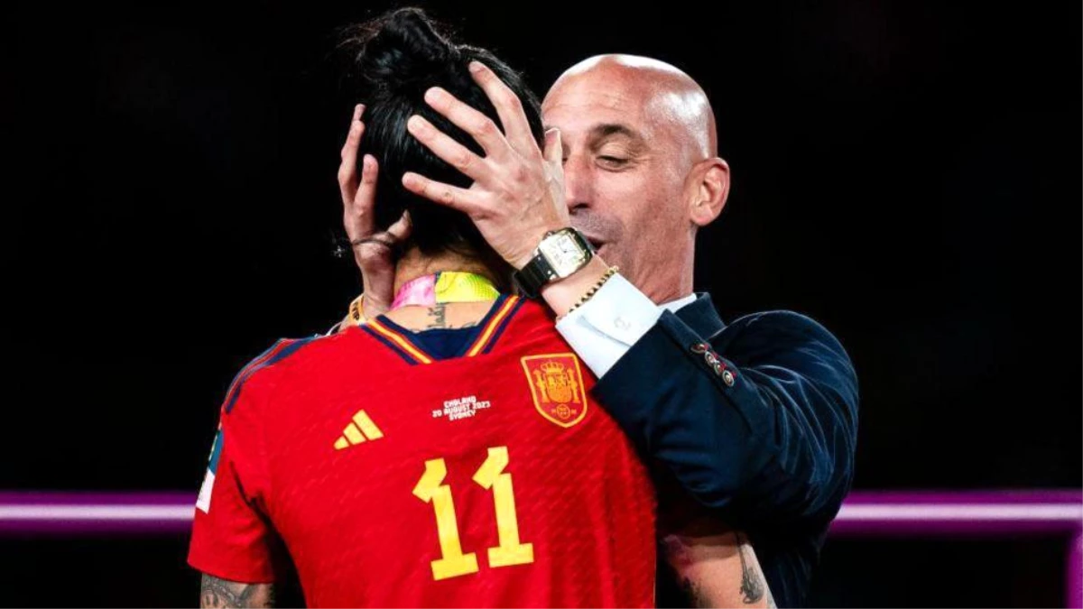 İspanya\'da bir öpücük futbolun ötesinde bir krizi nasıl tetikledi?