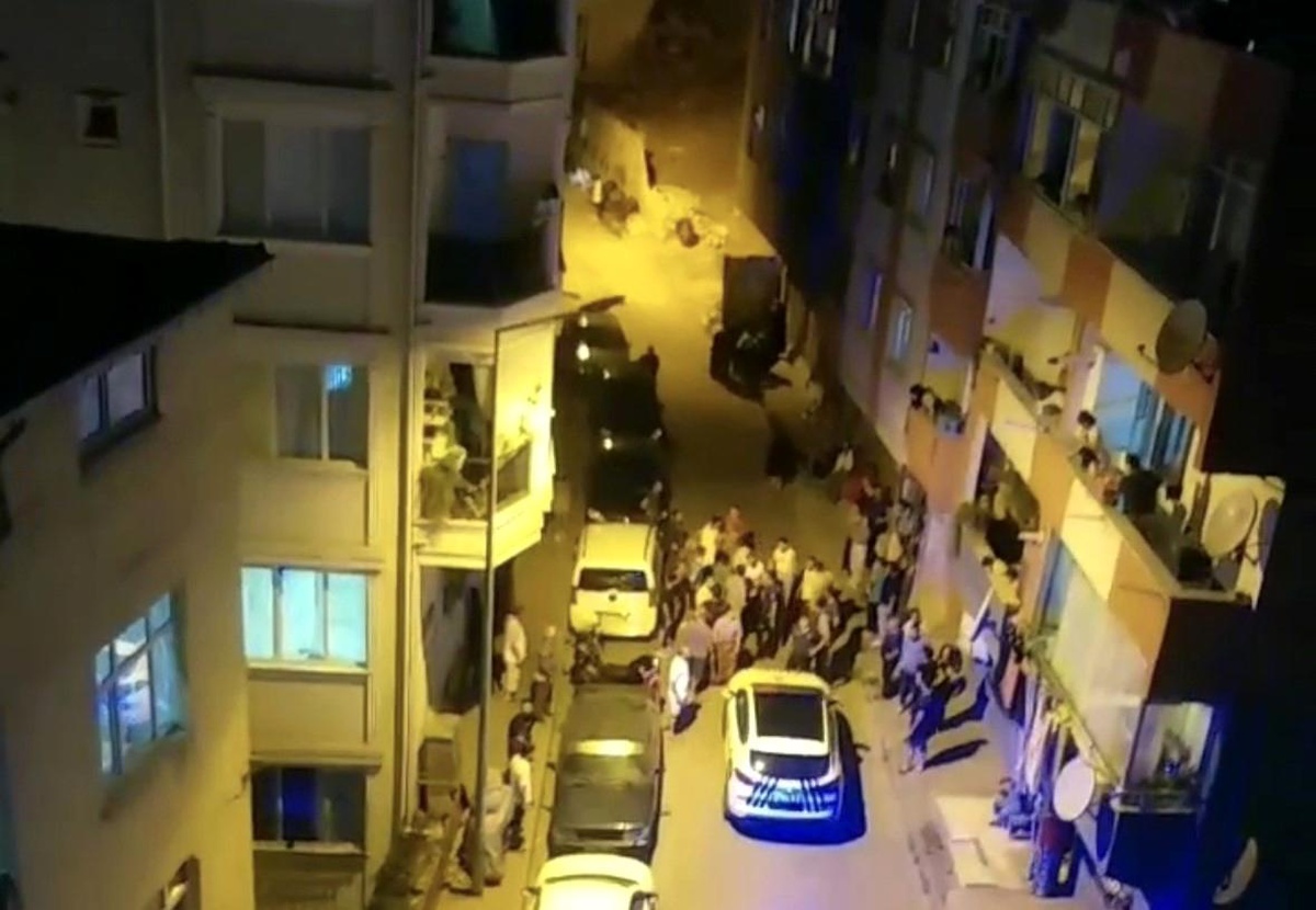 Kağıthane\'de park halindeki araca sürtünen sürücü ile araç sahibi arasında kavga çıktı