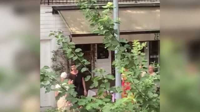 İstanbul'da 'zeytin ağacı' tartışması! 'Kaldırımda yürüyemiyorum' deyip şikayet etti, işletme sahibi ise kendini ağaca zincirledi İstanbul'da 'zeytin ağacı' tartışması! 'Kaldırımda yürüyemiyorum' deyip şikayet etti, işletme sahibi ise kendini ağaca zincirledi
