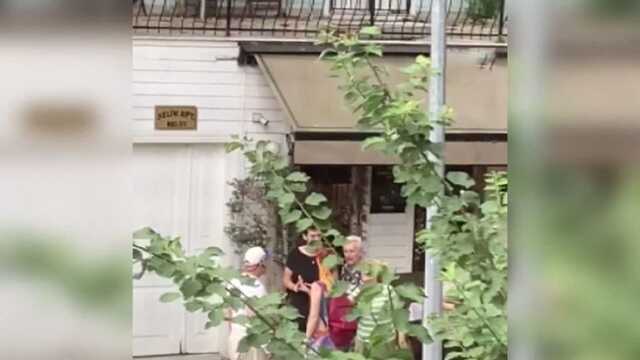 İstanbul'da 'zeytin ağacı' tartışması! 'Kaldırımda yürüyemiyorum' deyip şikayet etti, işletme sahibi ise kendini ağaca zincirledi İstanbul'da 'zeytin ağacı' tartışması! 'Kaldırımda yürüyemiyorum' deyip şikayet etti, işletme sahibi ise kendini ağaca zincirledi