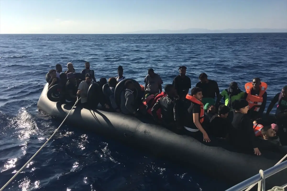 İzmir\'de 54 düzensiz göçmen kurtarıldı, 82 göçmen yakalandı