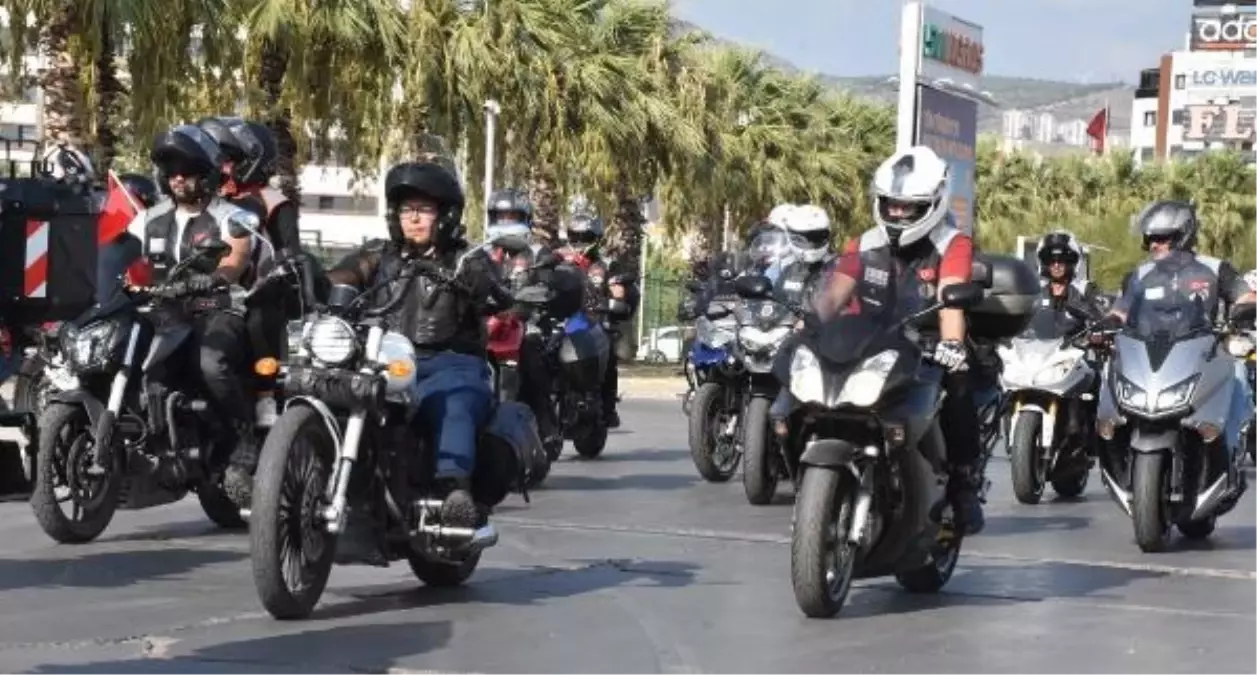 İzmir\'de Motosikletli ve Klasik Otomobil Kortejleri