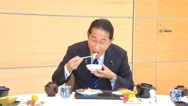 Japonya Başbakanı Fumio Kishida, Fukuşima Nükleer Santrali'ndeki arıtılmış radyoaktif suyu yedi
