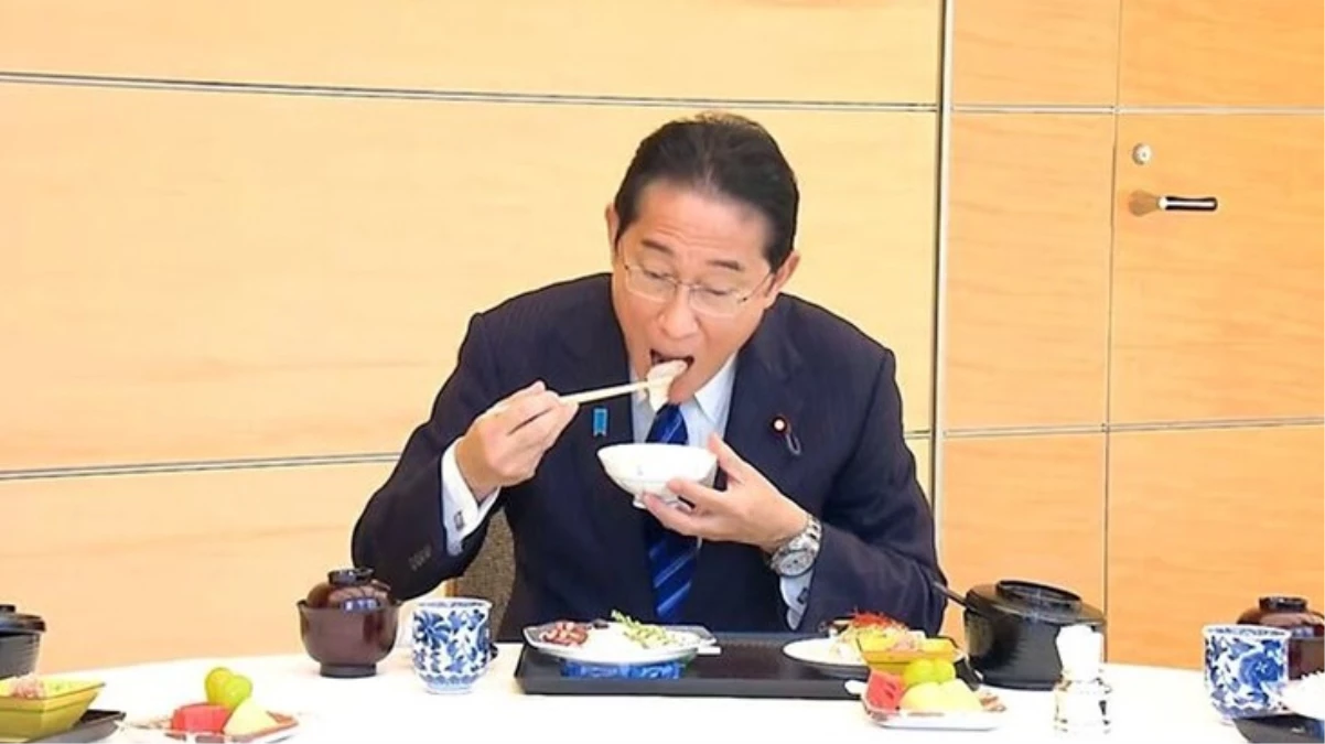 Japonya Başbakanı Fumio Kishida, Fukuşima Nükleer Santrali\'ndeki arıtılmış radyoaktif suyun güvenli olduğunu göstermek için balık yedi