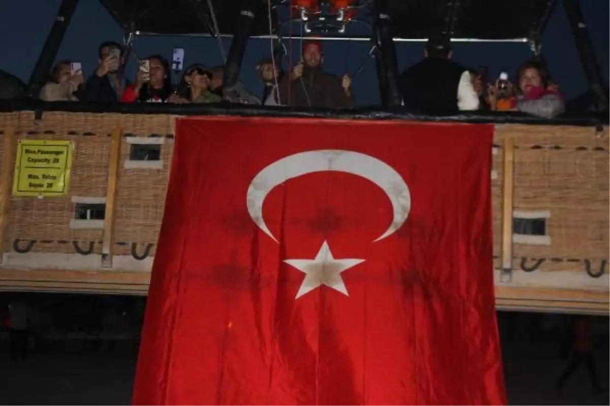 Kapadokya'da Sıcak Hava Balonları Türk Bayraklarıyla Havalandı