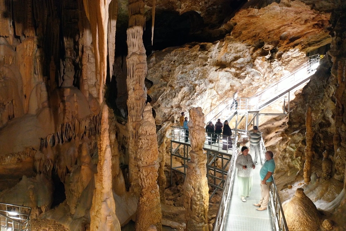 Gümüşhane\'deki Karaca Mağarası, Turistlerin Tercih Noktası Haline Geldi