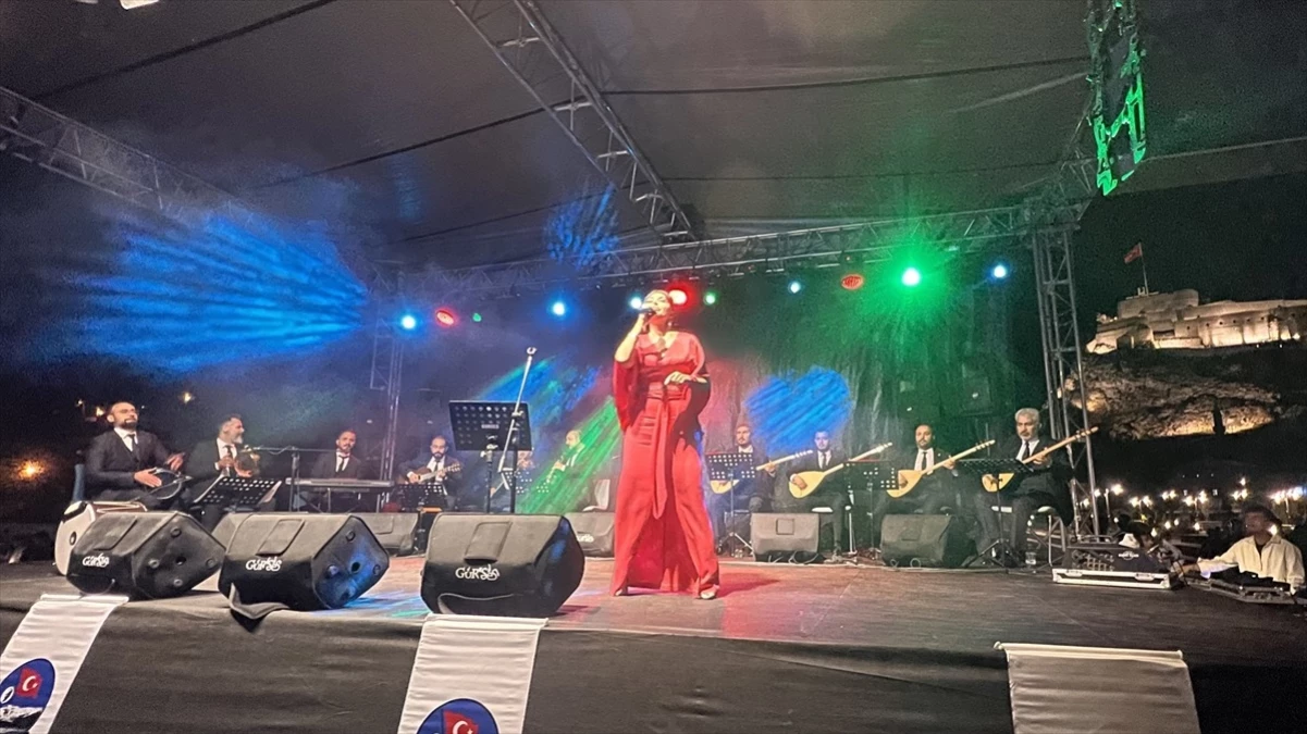 Kars\'ta Zafer Bayramı kutlamalarında Sivas Devlet Türk Halk Müziği korosu konser verdi