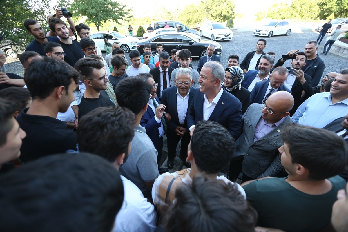 Büyükkılıç\'tan gençlere: "Amacımız ailenizin, ülkemizin sizinle övünmesidir"