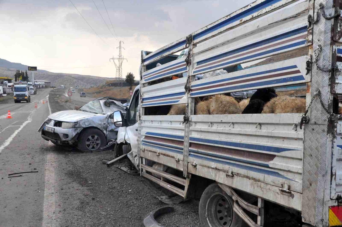 Şırnak-Cizre karayolunda kaza: Vatandaşlar aracın altında kalmaktan son anda kurtuldu