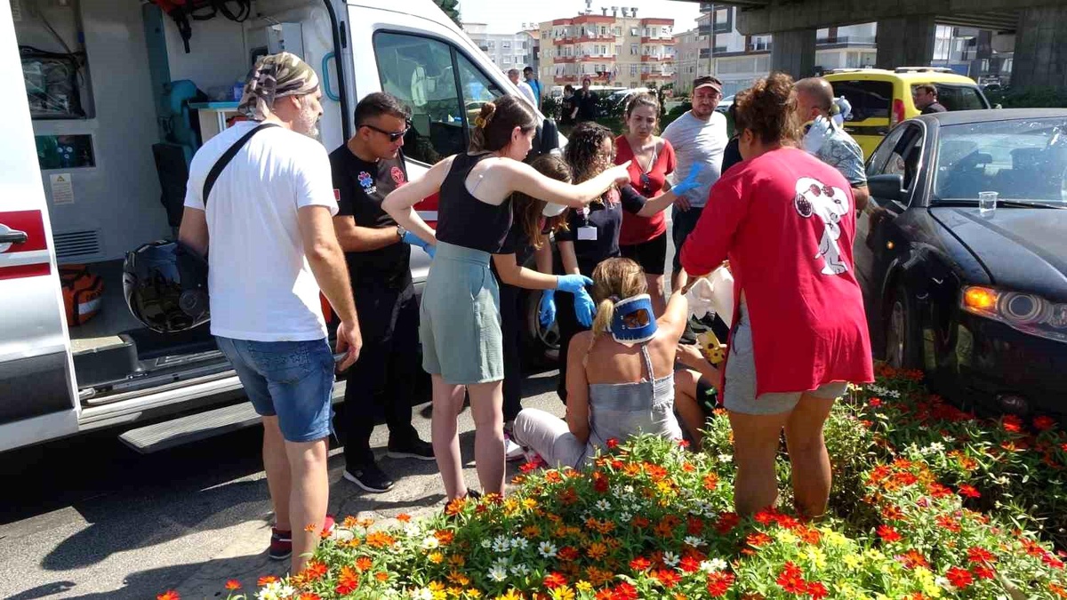 Antalya\'da otobüsün kırmızı ışık ihlali sonucu kaza: 2 yaralı