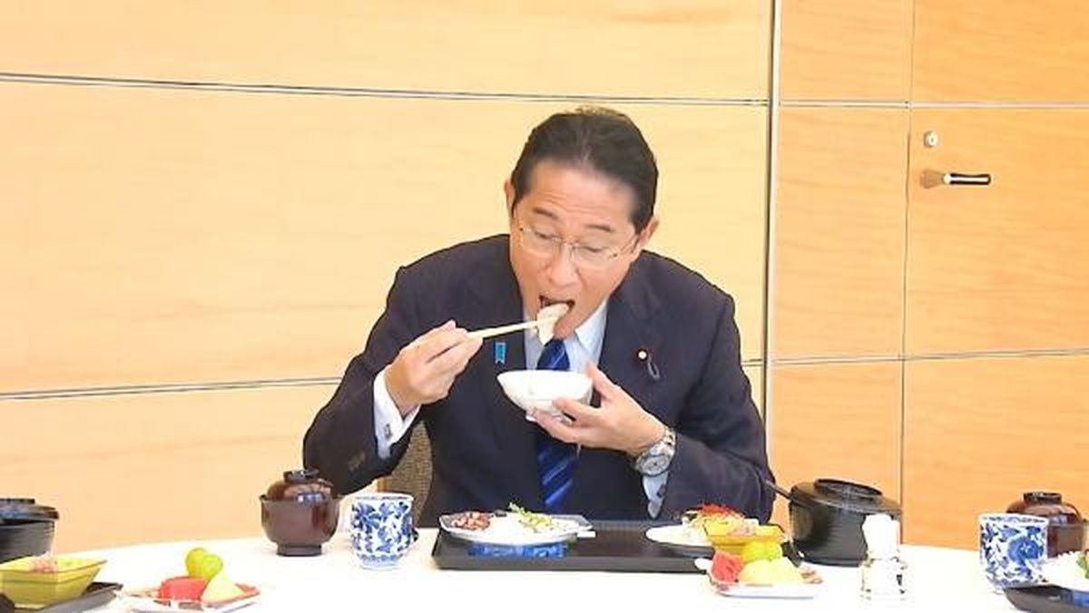 Japonya Başbakanı Fukushima atık su eleştirilerine deniz ürünleriyle yanıt verdi
