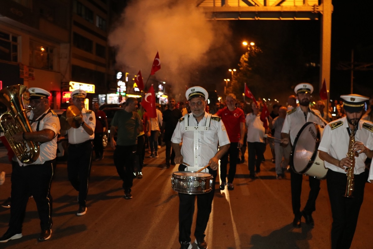 Kocaeli\'de 30 Ağustos Zafer Bayramı dolayısıyla fener alayı yapıldı