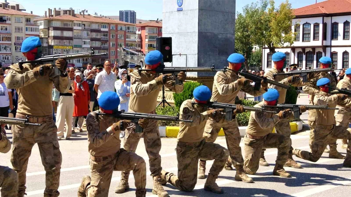 Çankırı\'da 30 Ağustos Zafer Bayramı Töreninde Komandoların Tüfekli Gösterileri Büyük Beğeni Topladı