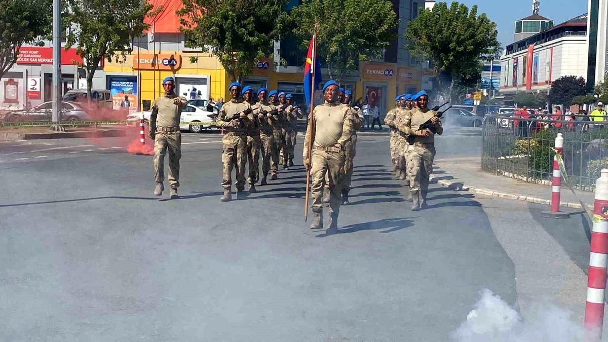 Zafer Bayramı Kutlamalarında Komando Bölüğü Silahlı Gösteri Yaptı