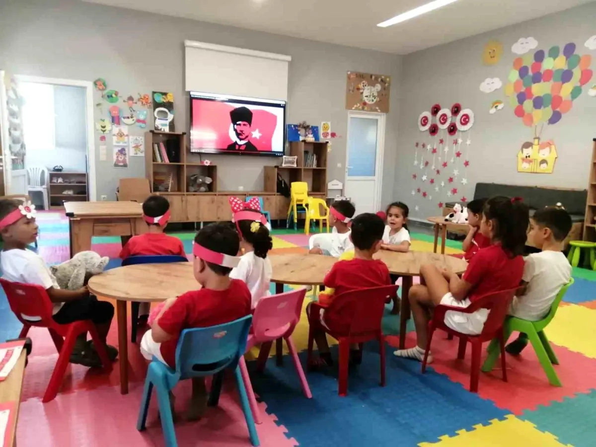 Kuşadası\'nda Anne-Baba Çocuk Merkezi\'nde Zafer Bayramı kutlaması