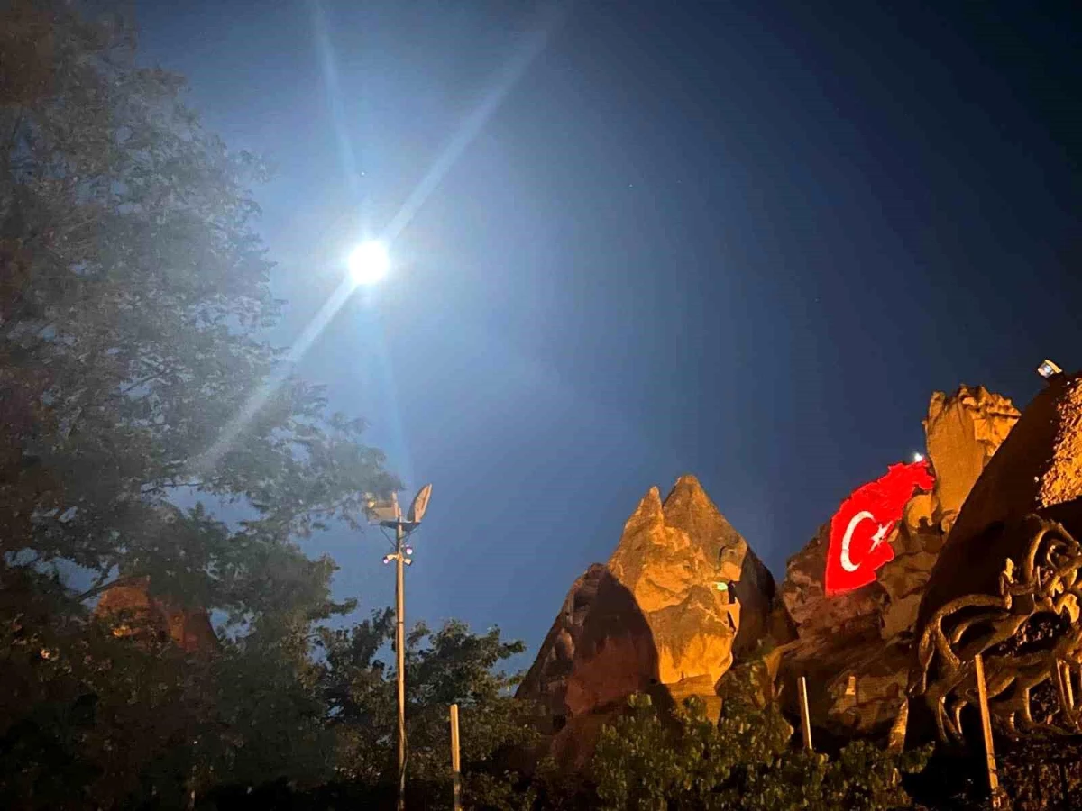Kapadokya\'da Süper Mavi Ay Peribacaları ile Görüntülendi