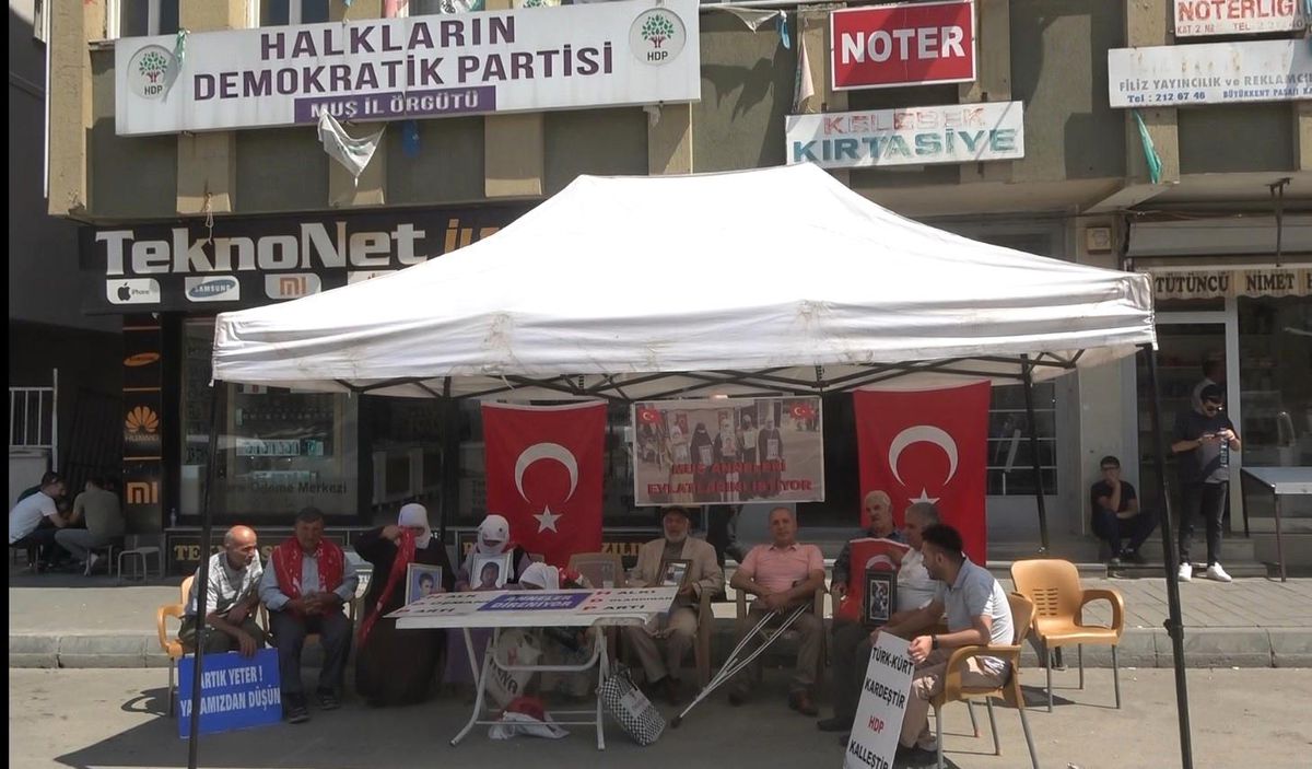 Muş\'ta HDP önünde evlat nöbeti devam ediyor