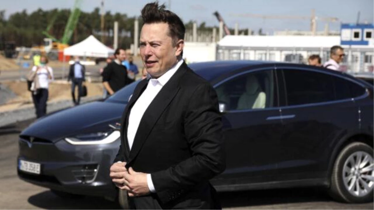 Elon Musk, Tesla kullanırken canlı yayın açınca olanlar oldu
