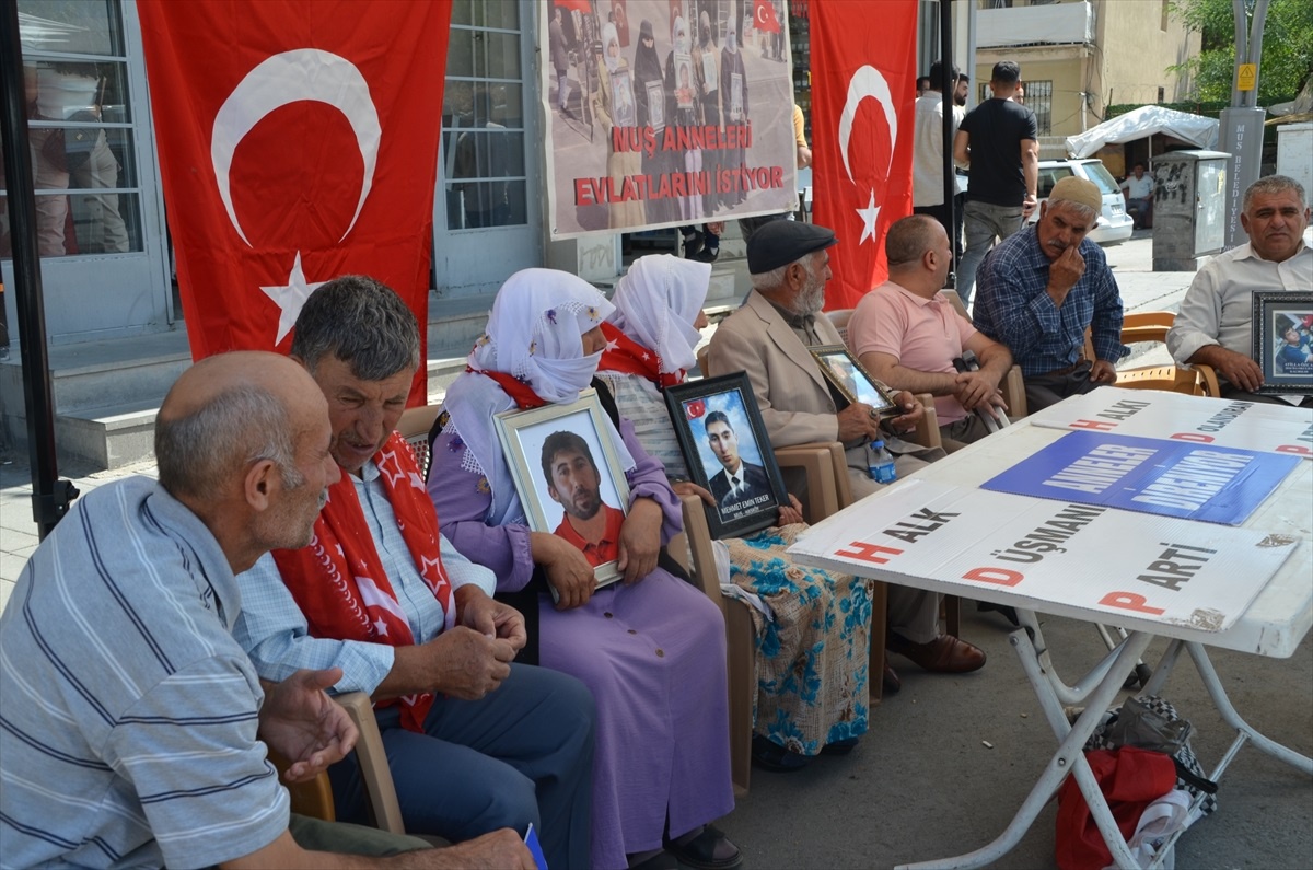 Muş\'ta HDP\'yi sorumlu tutan aileler oturma eylemi yaptı