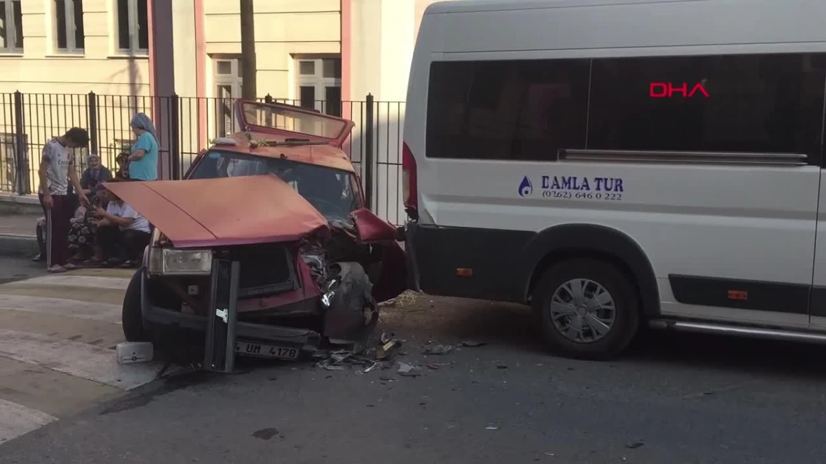 Gebze\'de freni patlayan otomobil minibüse çarptı: 6 yaralı