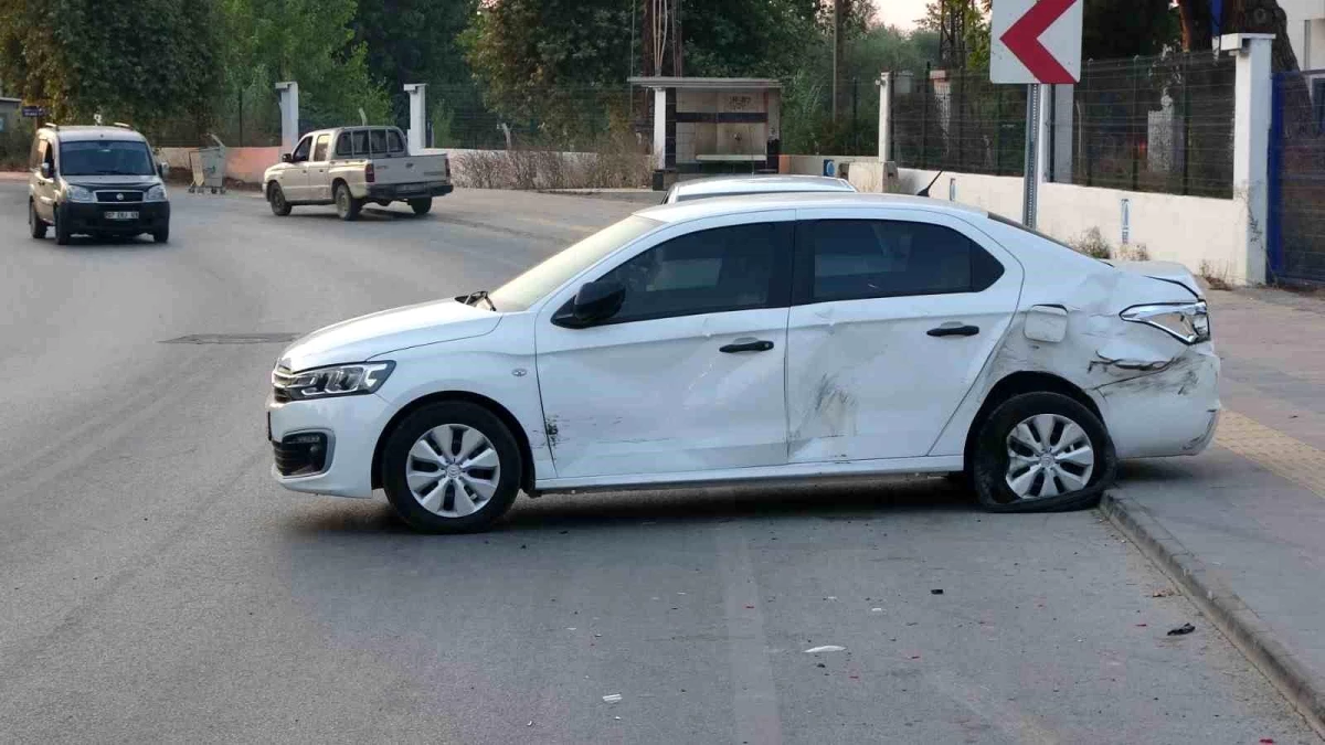 Antalya\'da alkollü sürücü park halindeki otomobile çarptı
