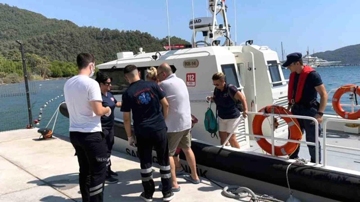 Muğla\'da Sahil Güvenlik ekipleri gezi teknelerinde yaralanan vatandaşları tıbbi tahliye etti