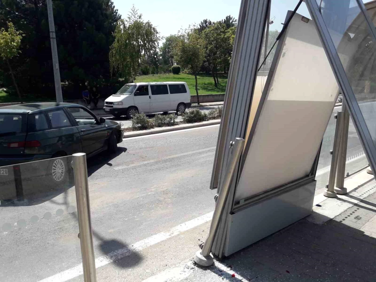 Eskişehir\'de araç tramvay durağına çarptı