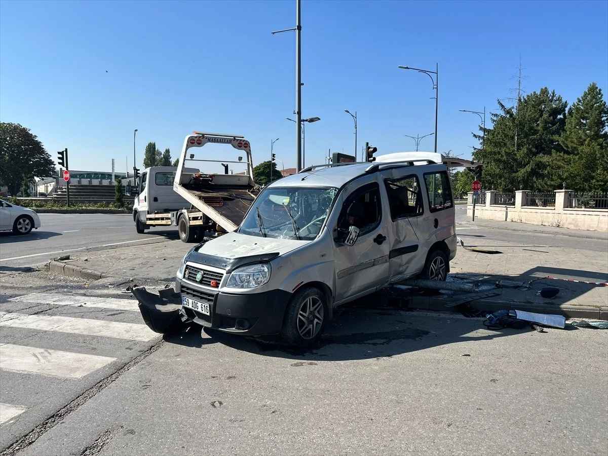 Sivas\'ta Hafif Ticari Araç ile Otomobil Çarpıştı, Sürücüler Yaralandı