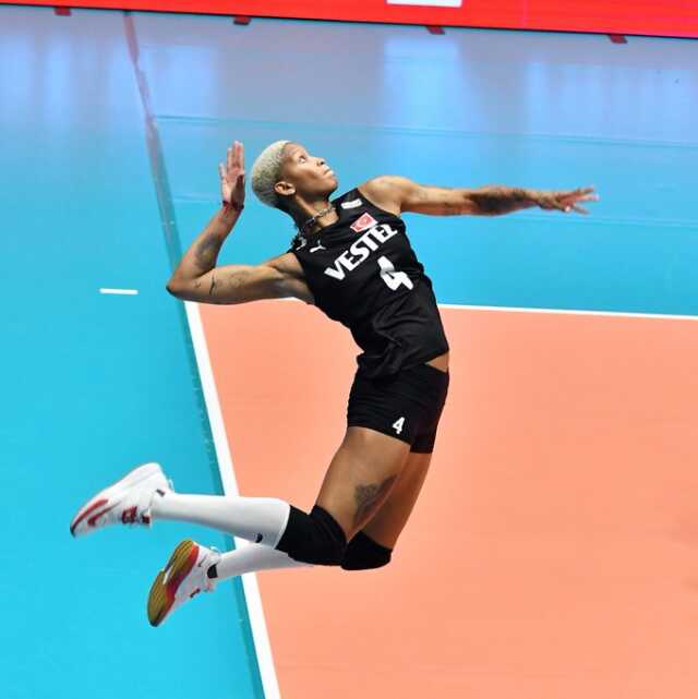 Son Dakika: Filenin Sultanları, çeyrek finalde Polonya'yı 3-0 yenerek Avrupa Voleybol Şampiyonası'nda yarı finale yükseldi Son Dakika: Filenin Sultanları, çeyrek finalde Polonya'yı 3-0 yenerek Avrupa Voleybol Şampiyonası'nda yarı finale yükseldi