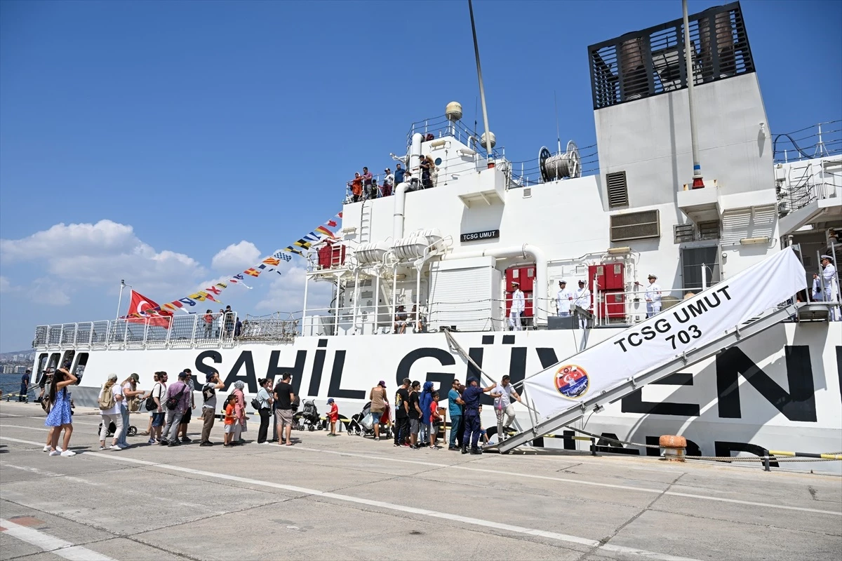 30 Ağustos Zafer Bayramı\'nda İzmir\'de gemi ziyareti heyecanı