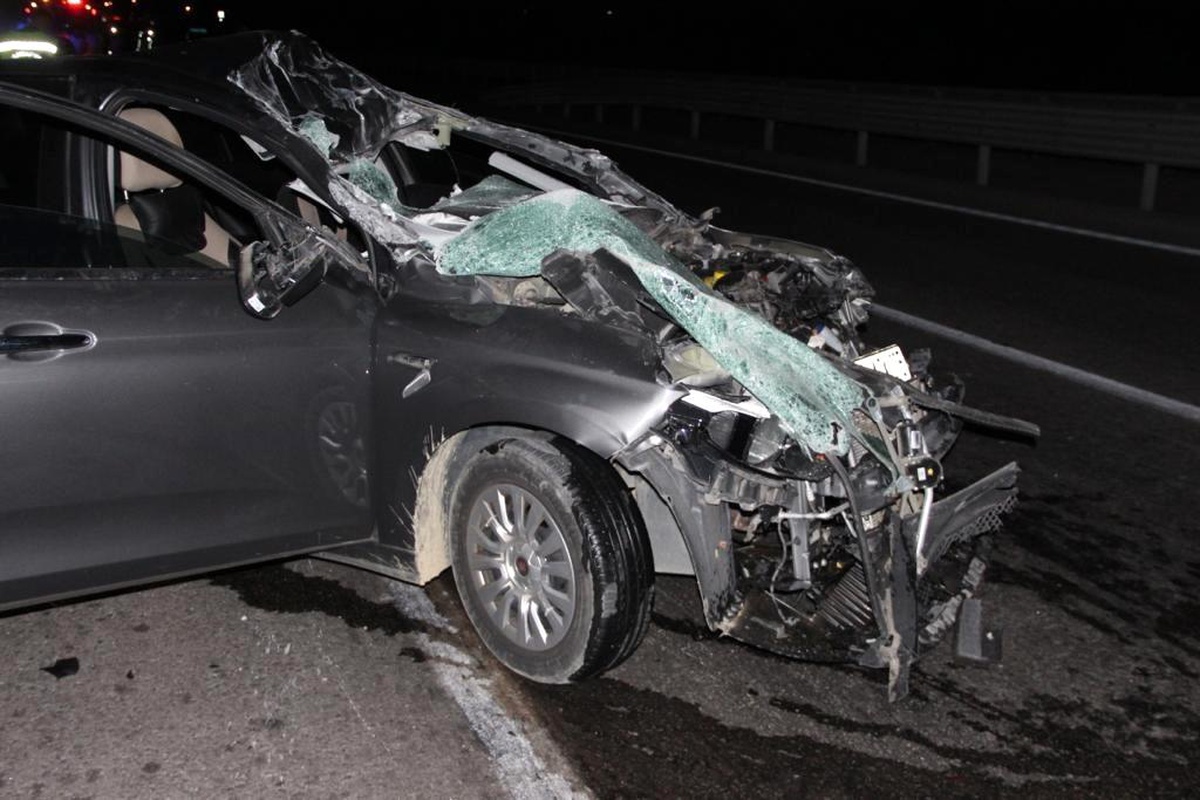 Afyonkarahisar\'da otomobilin tıra arkadan çarptığı kaza: 4 yaralı