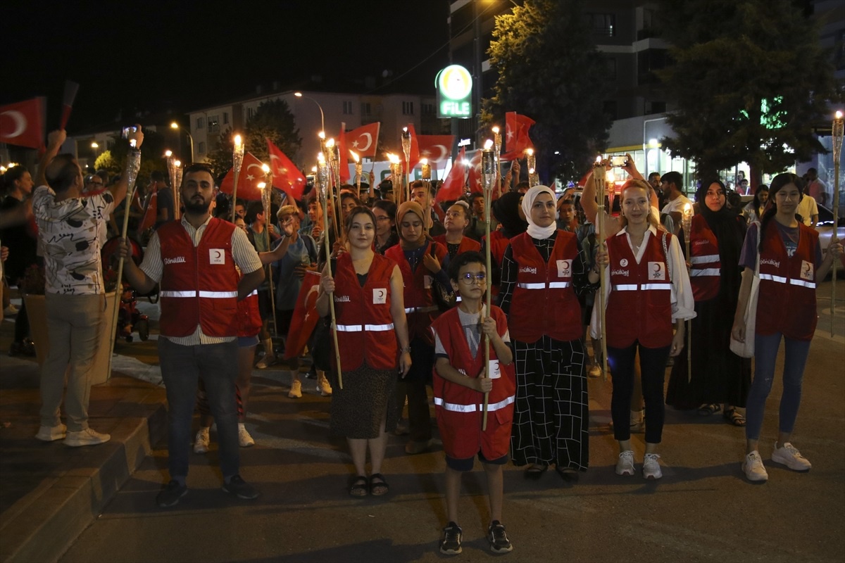 Uşak\'ta Büyük Zafer\'in 101. yıl dönümü dolayısıyla fener alayı yürüyüşü yapıldı