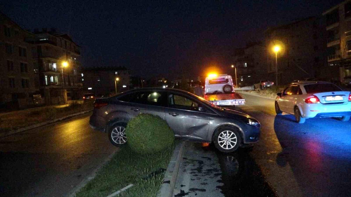 Manavgat\'ta otomobil refüje çıktı, yaralanan olmadı