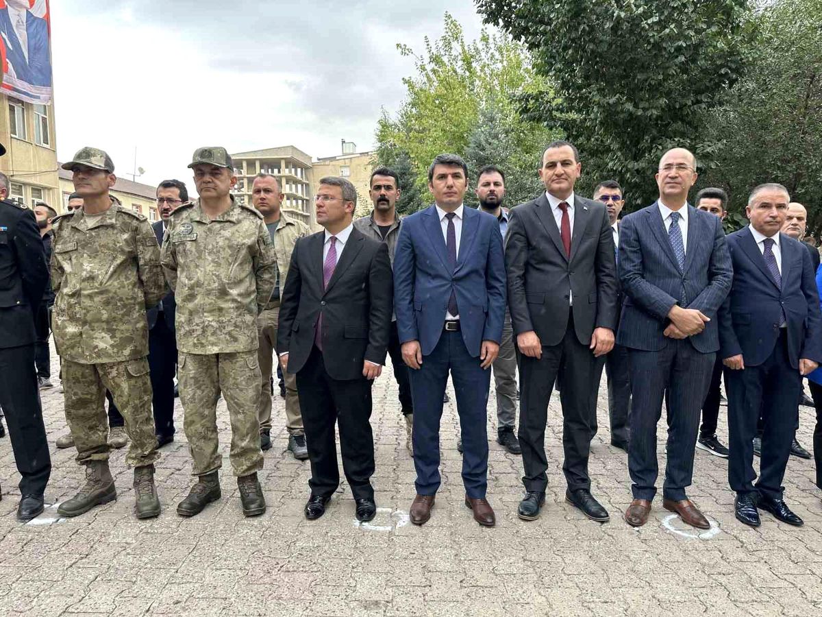 Yüksekova\'da Zafer Bayramı Yağmur Altında Kutlandı