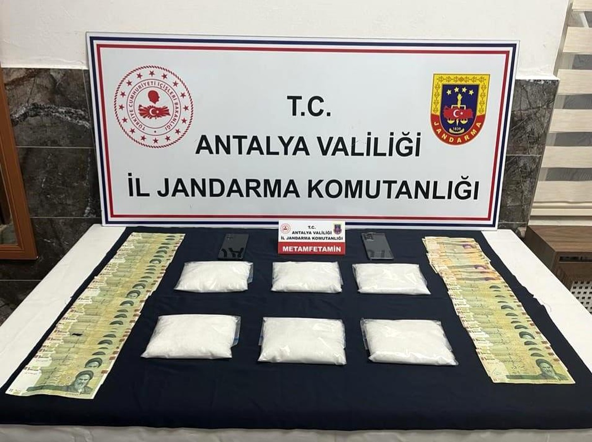 Antalya\'da Uyuşturucu Operasyonu: 3 Kilo 100 Gram Metamfetamin Ele Geçirildi