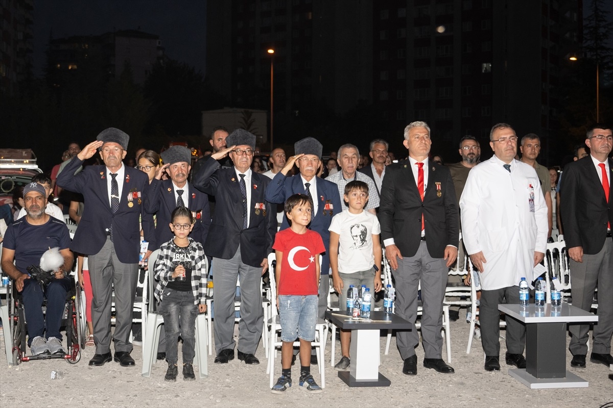 Zafer Bayramı\'nda Başkent\'te gazi ve şehit yakınlarına açık havada film gösterimi