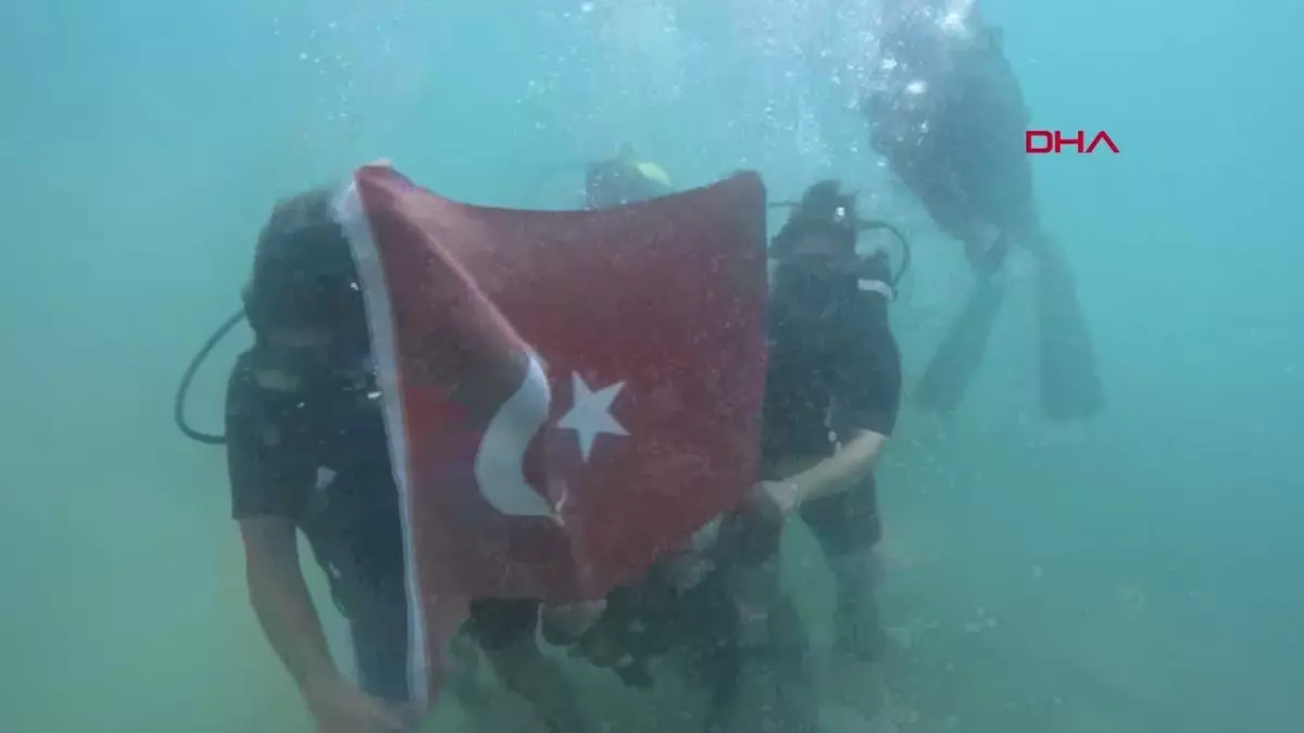 Otizm ve Sualtı Dernekleri, 30 Ağustos Zafer Bayramı\'nı su altında kutladı