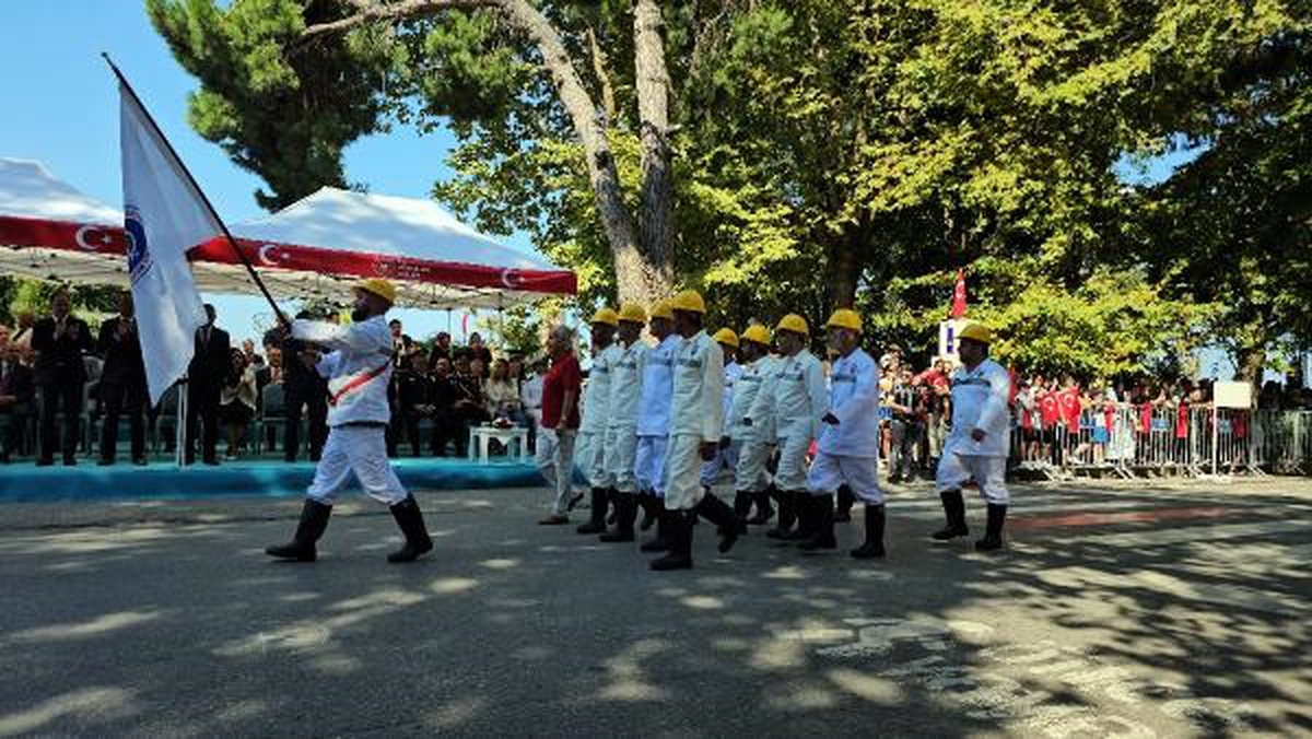 Zonguldak\'ta Maden İşçileri Zafer Bayramı Geçit Törenine Katıldı