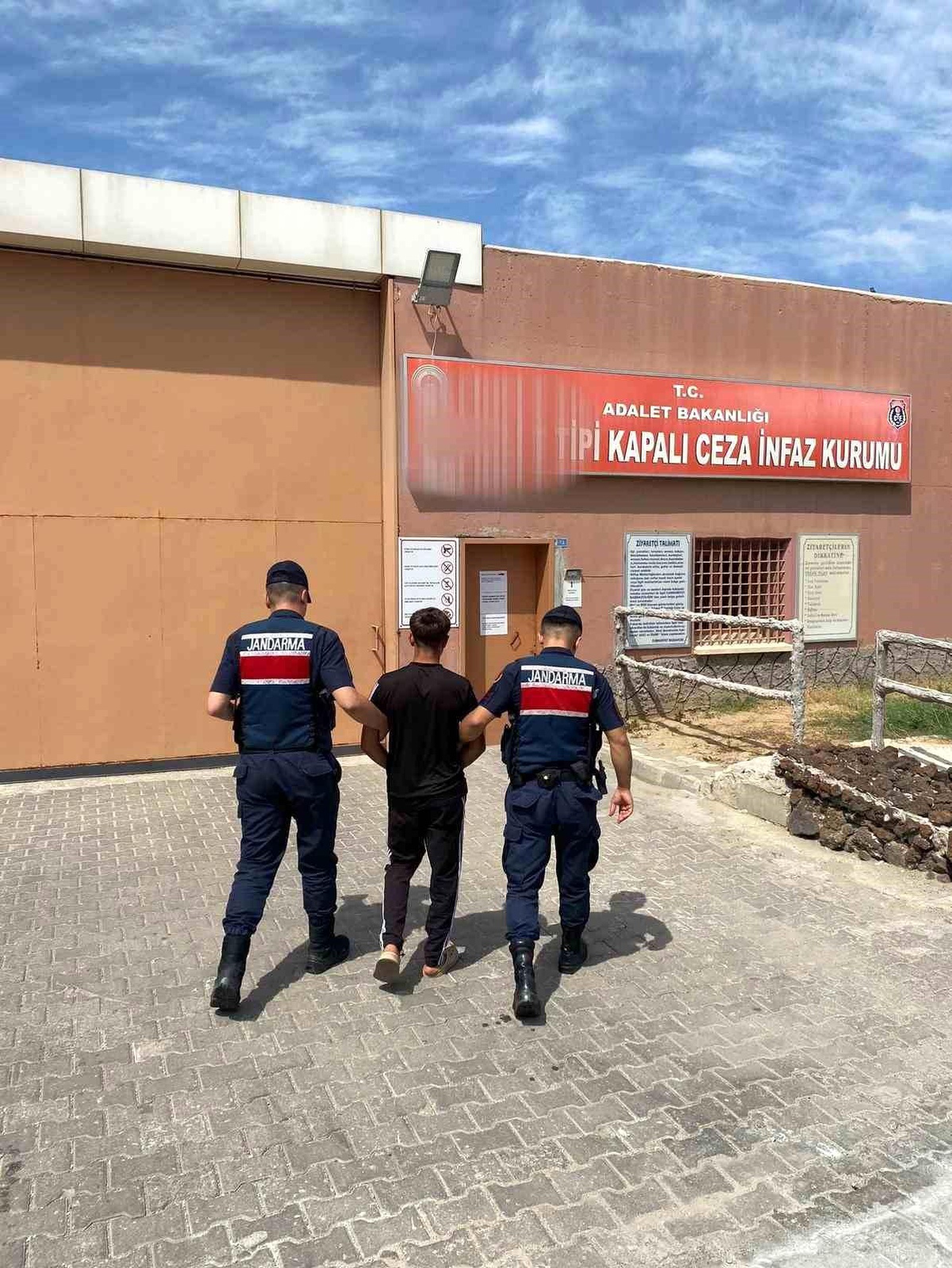 Manisa\'da 42 Yıl Hapis Cezası Bulunan Hırsızlık Şüphelisi Yakalandı