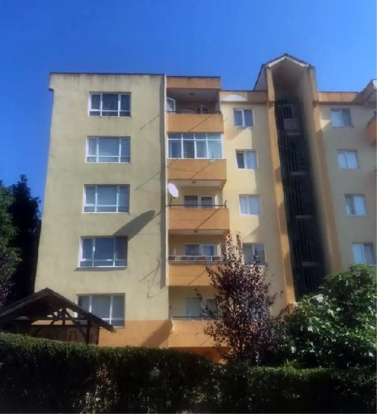 Körfez'de 3 yaşındaki çocuk balkondan düştü