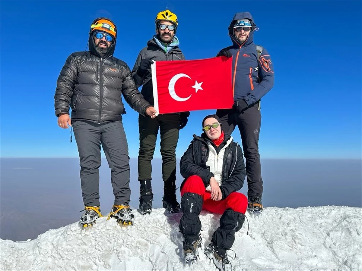 Ağrı Dağı\'nın zirvesinde "Türkiye Yüzyılı" flaması açıldı