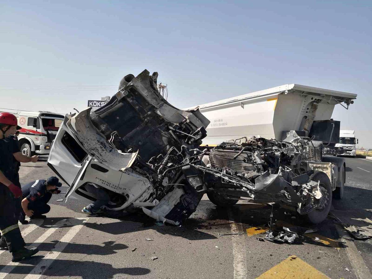 Aksaray\'da Trafik Kazası: 2 Kişi Yaralandı, 1 Tır Hurdaya Döndü