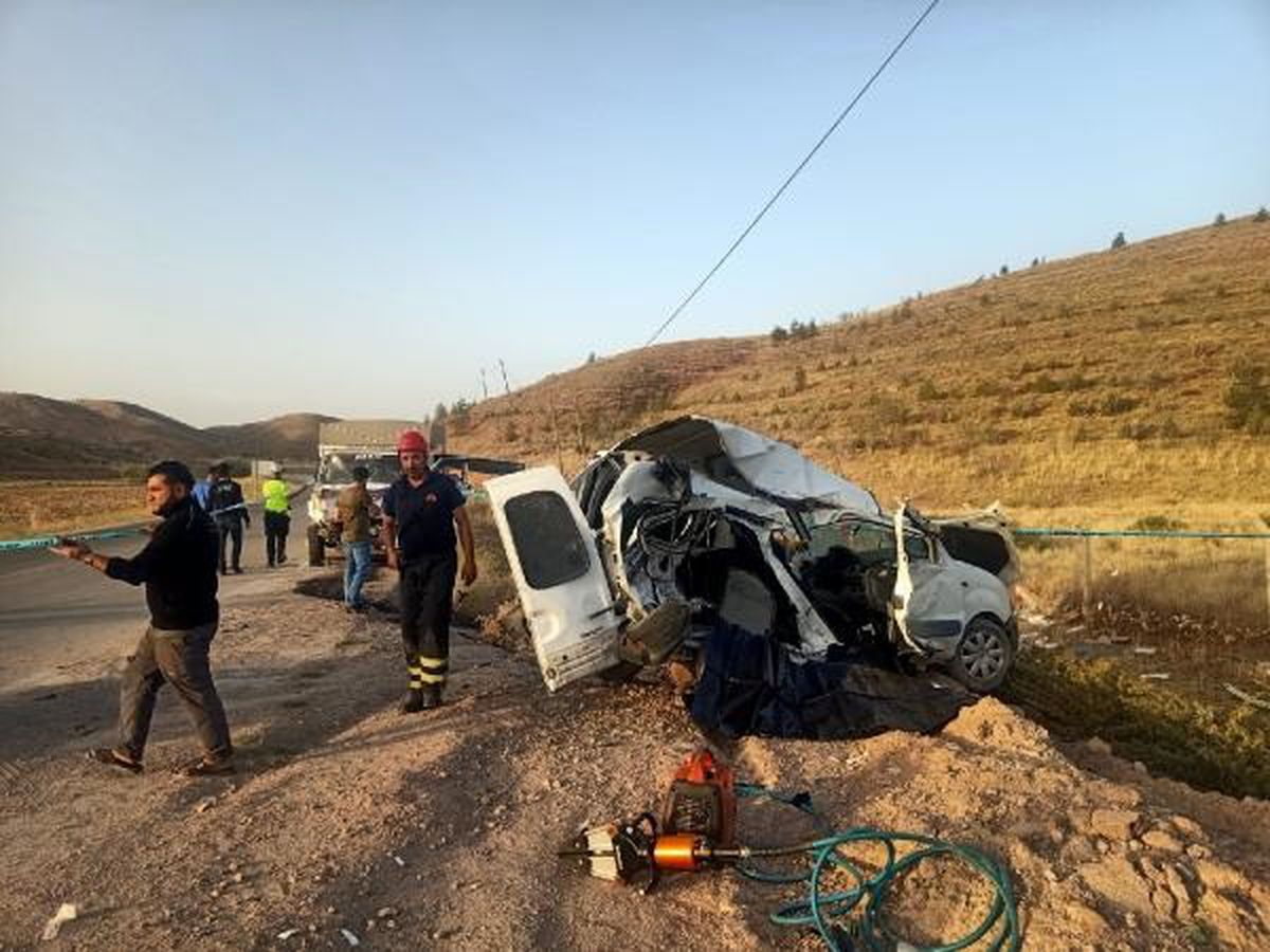 Aksaray\'da Kamyonet ile Hafif Ticari Araç Çarpıştı: 1 Ölü, 4 Yaralı