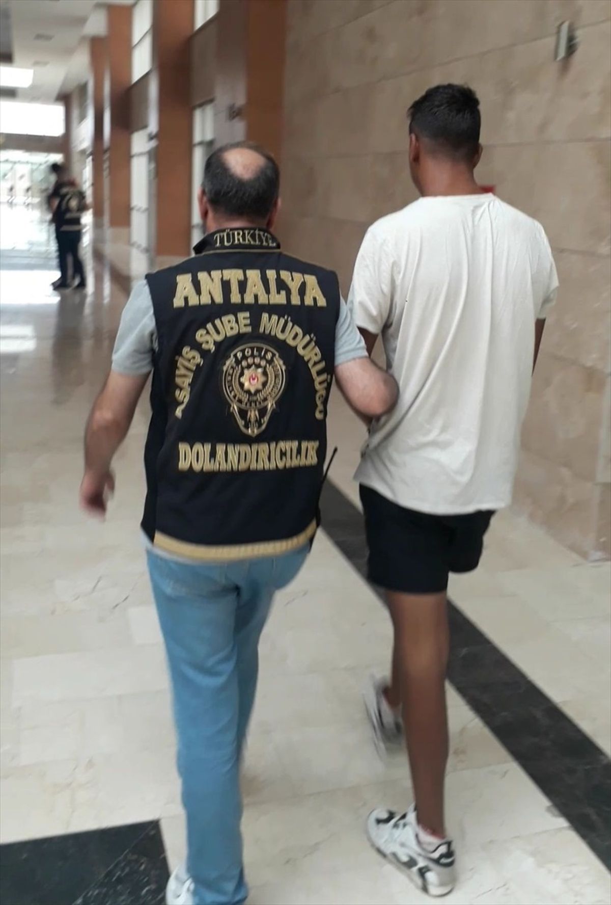Antalya\'da Polis Olarak Tanıtıp Dolandırıcılık Yapan 6 Şüpheli Yakalandı