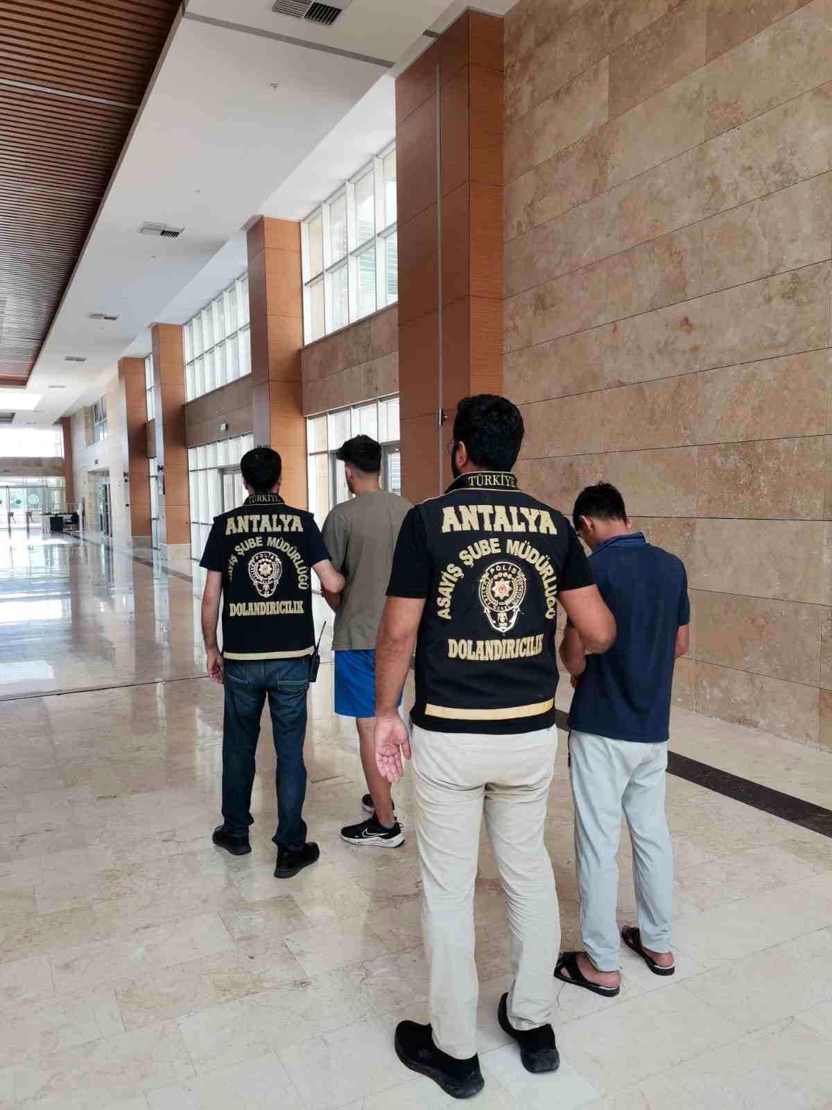 Antalya\'da Polis Olarak Tanıtıp Dolandırıcılık Yapan 6 Şüpheli Yakalandı