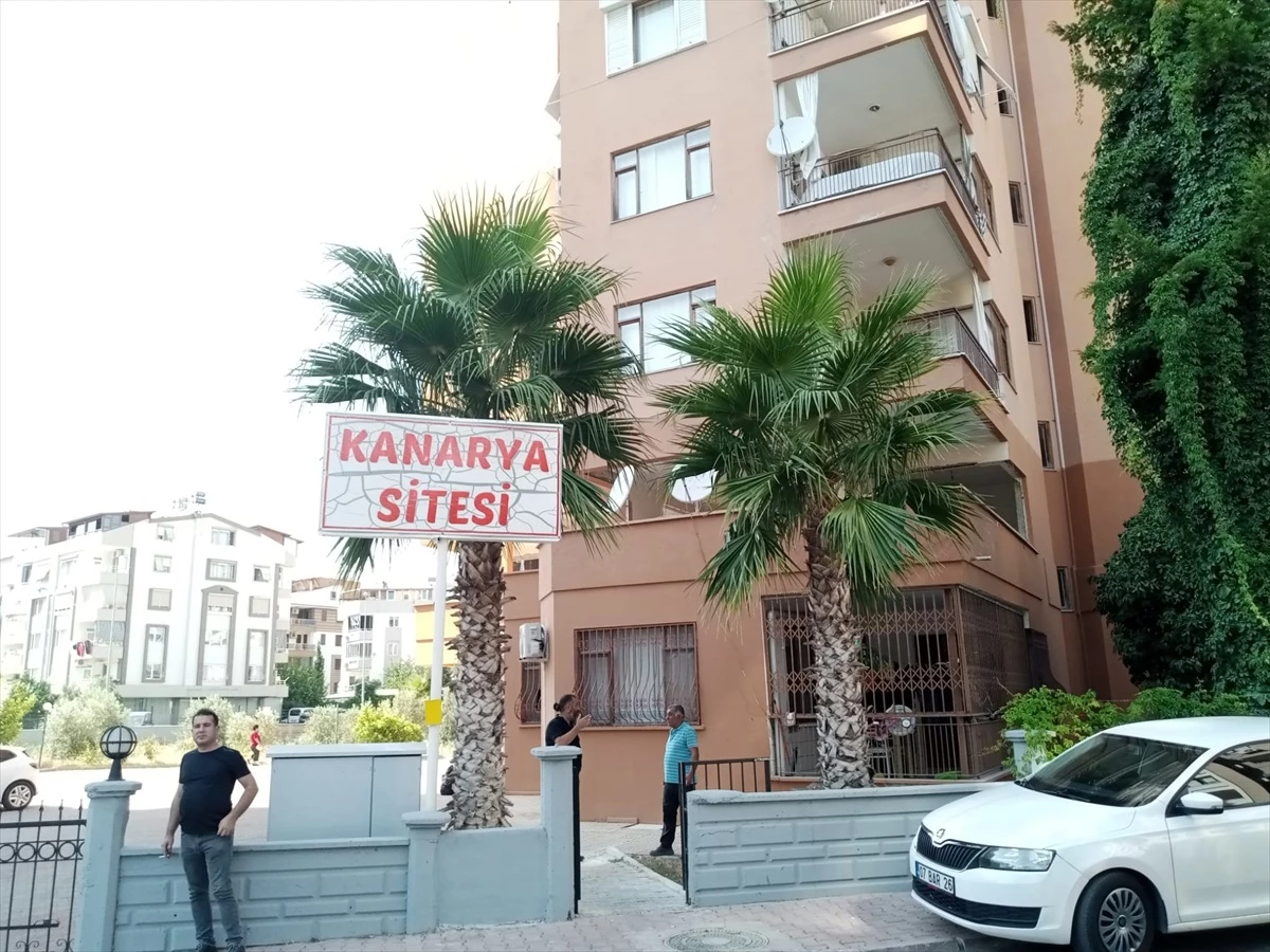 Antalya\'da Tapusu Olmayan Sitede Mühür Arbedesi: 6 Kişi Gözaltına Alındı