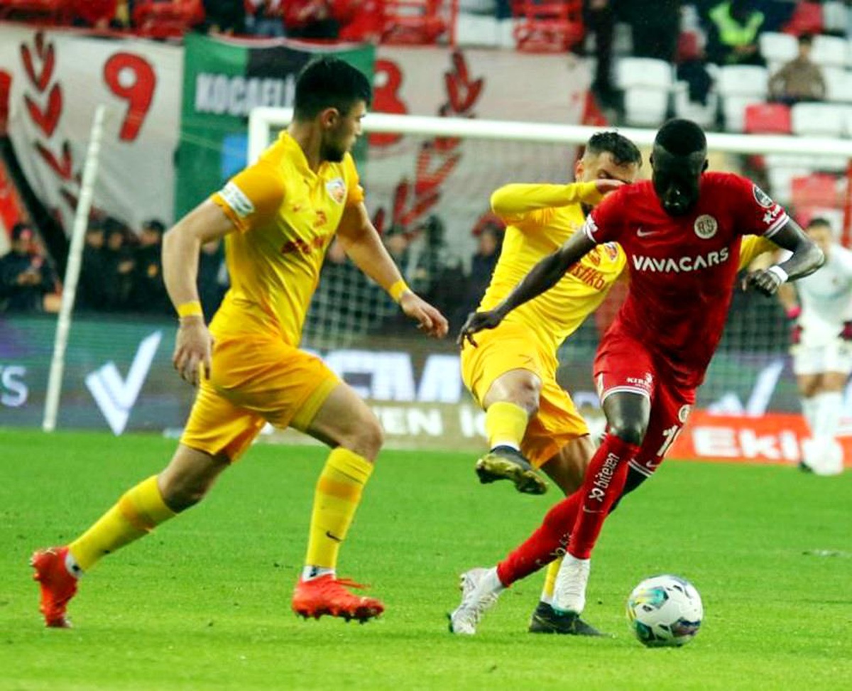Antalyaspor ile Kayserispor Süper Lig\'de Karşı Karşıya