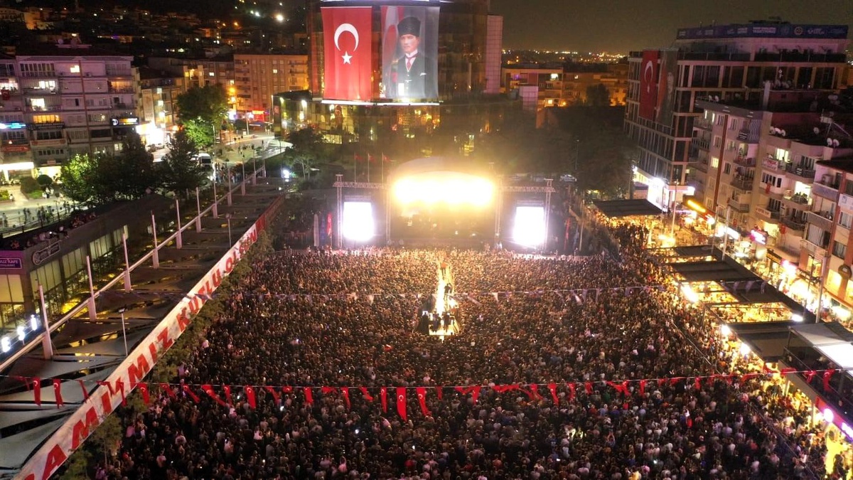 Aydın Büyükşehir Belediyesi\'nin düzenlediği konsere binlerce Aydınlı katıldı