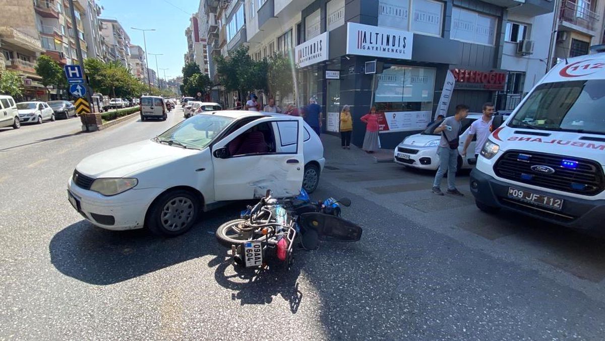Aydın\'da otomobil ve motosiklet çarpıştı: Motosiklet sürücüsü kask sayesinde kazayı atlattı