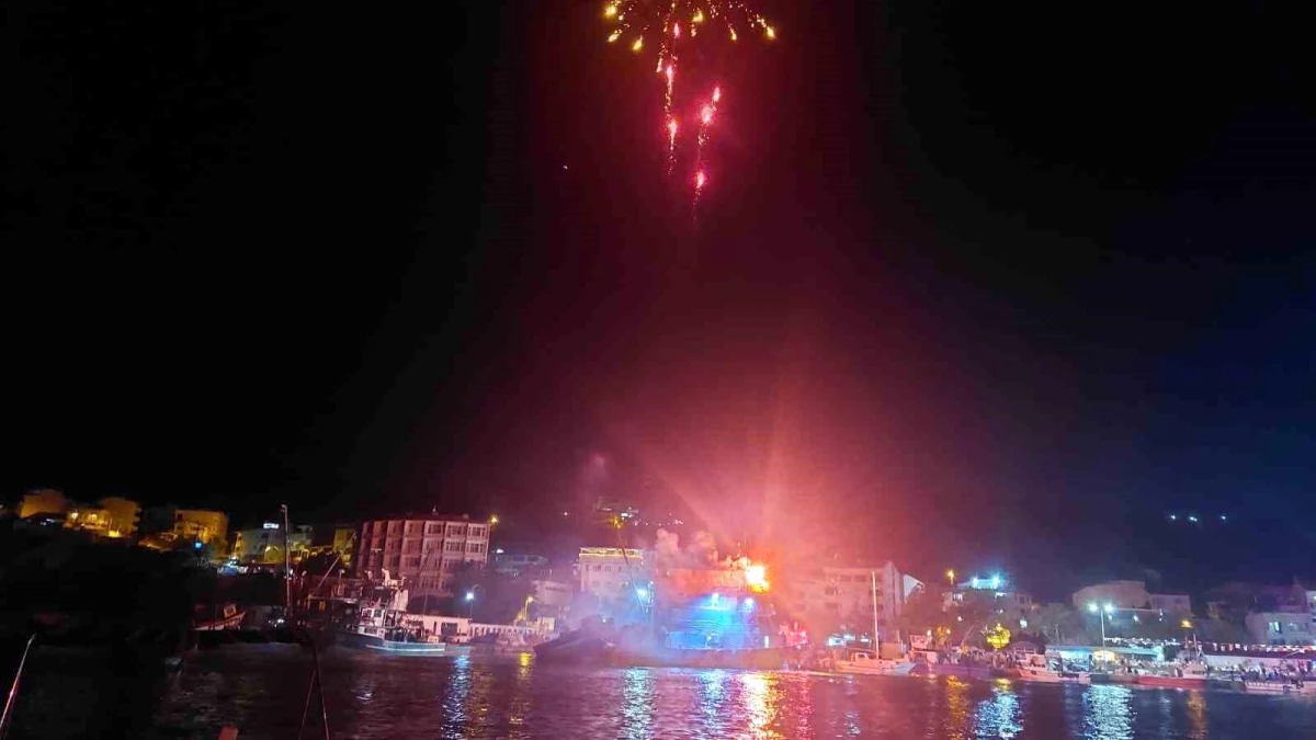 Tekirdağ\'da Balıkçılar Av Yasağının Bitişini Havai Fişeklerle Kutladı